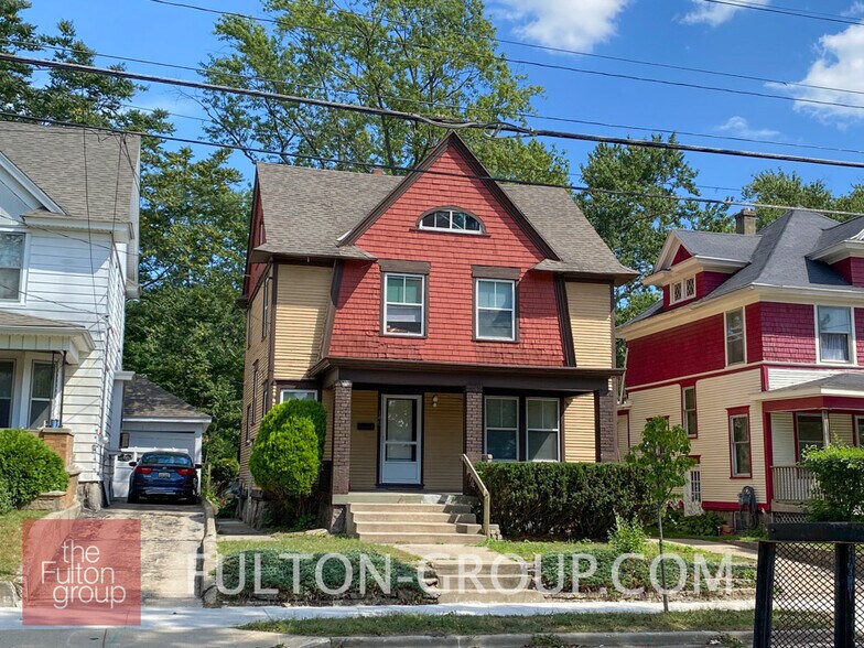 Primary Photo - 140 Diamond Ave SE