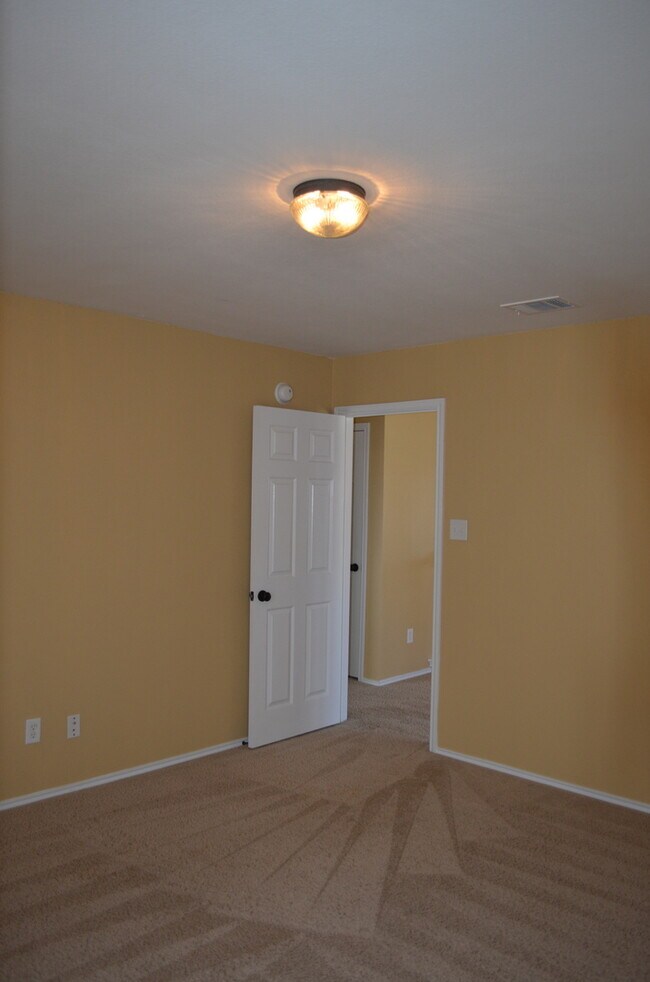 Building Photo - HUGE 5 BEDROOM HOME IN SAVANNAH HEIGHTS!