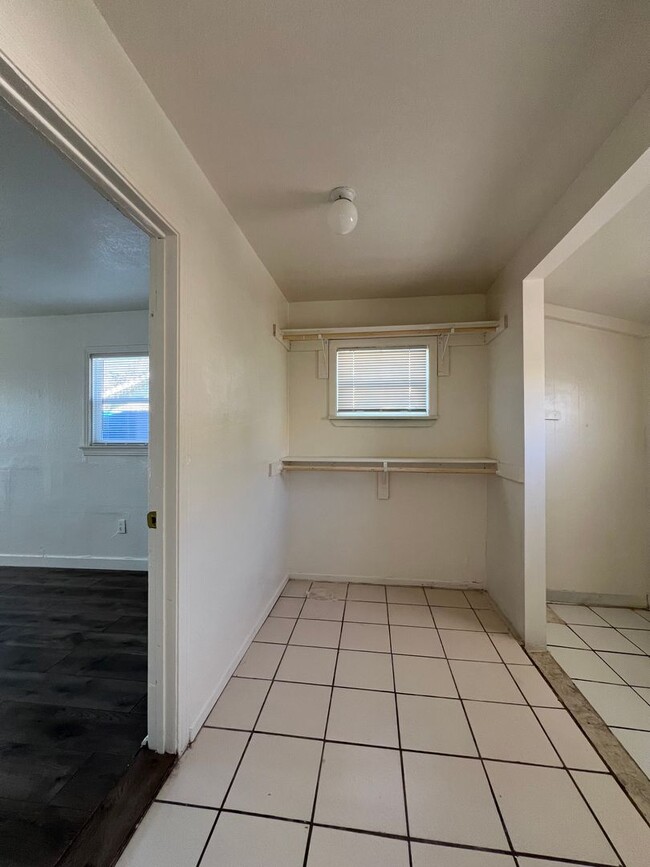 Building Photo - 3 Bedroom 1 bathroom House located near a ...