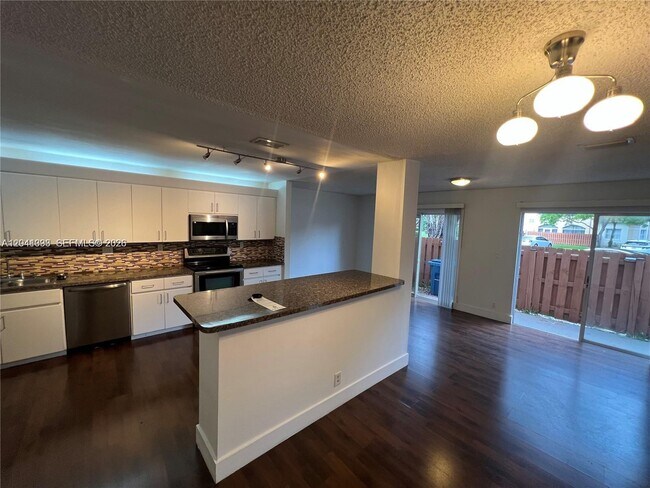 Building Photo - 561 Racquet Club Rd