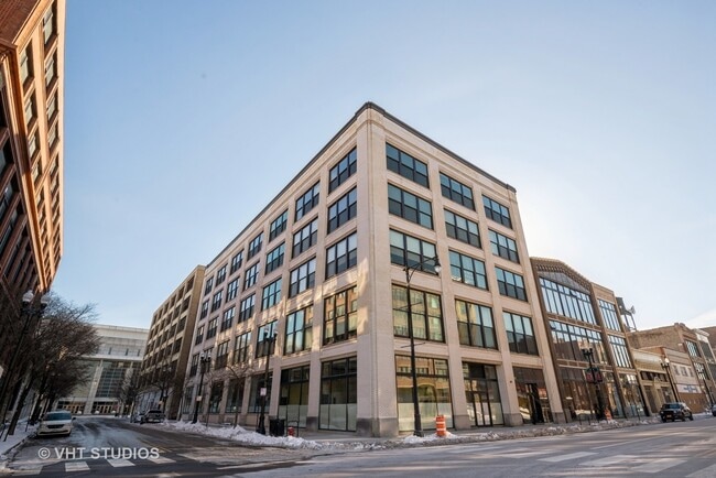 Building Photo - 2303 S Michigan Ave