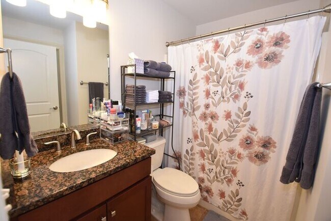 Building Photo - 3 bedroom 2 bath Ivy Quad Townhouse for lease