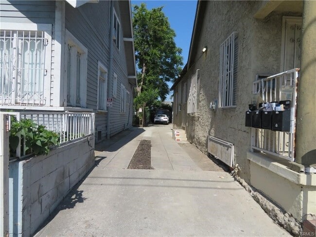 Building Photo - 3923 Normandie Ave