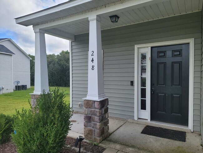 Building Photo - Beautiful 2 Story Home Located Outside of Fayetteville and Fort Bragg!