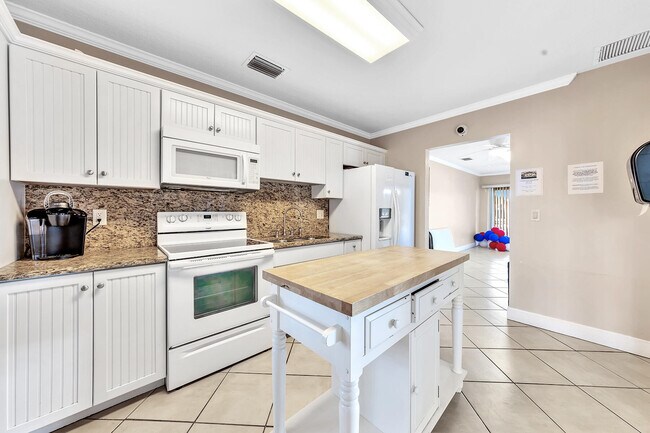 Building Photo - 120 Cypress Club Dr