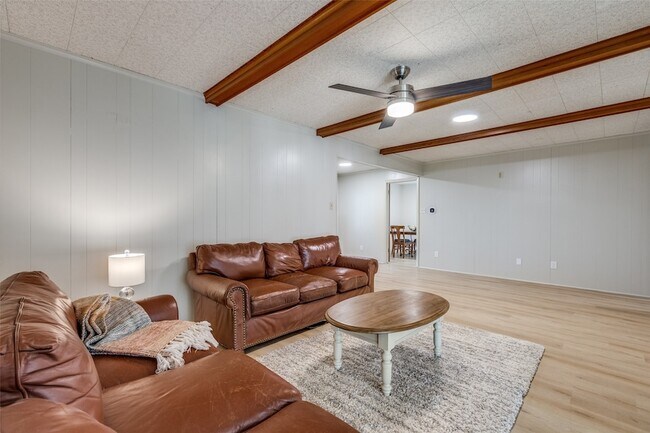 Building Photo - 401 Daisy Dr