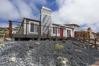 Building Photo - Newly Remodeled 3 Bedroom House by La Joll...
