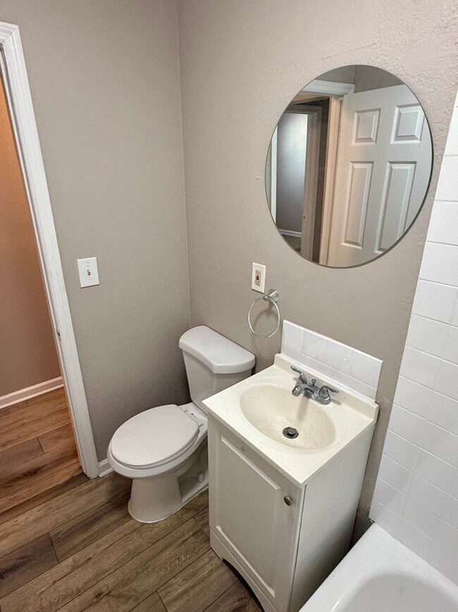 Building Photo - Beautiful 3/1 in Clearwater Available Now!