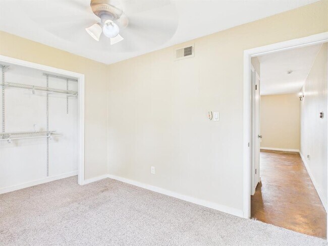 Building Photo - 2302 East Side Dr