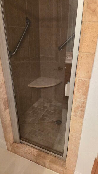 Building Photo - 324 Avenue of the Oaks