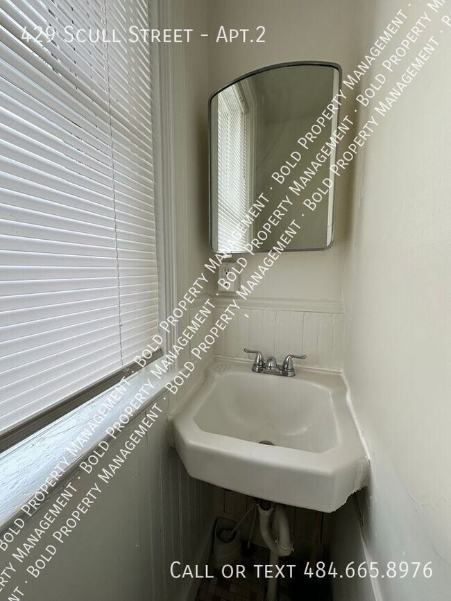 Building Photo - 429 Scull St