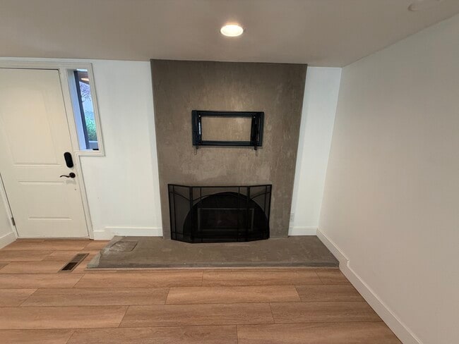 Building Photo - Foothill Dr