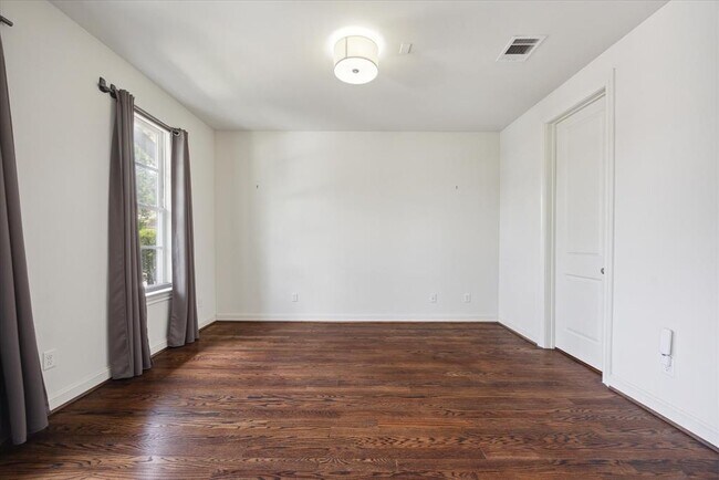 Building Photo - 258 E 28th St