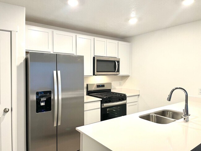 Building Photo - Modern 3-Bedroom Townhome in Provo