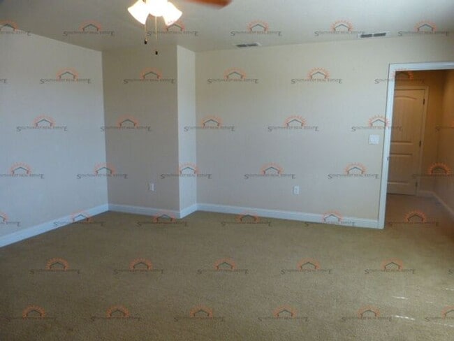 Building Photo - Spacious 2 Bedroom 2.5 Bath Duplex
