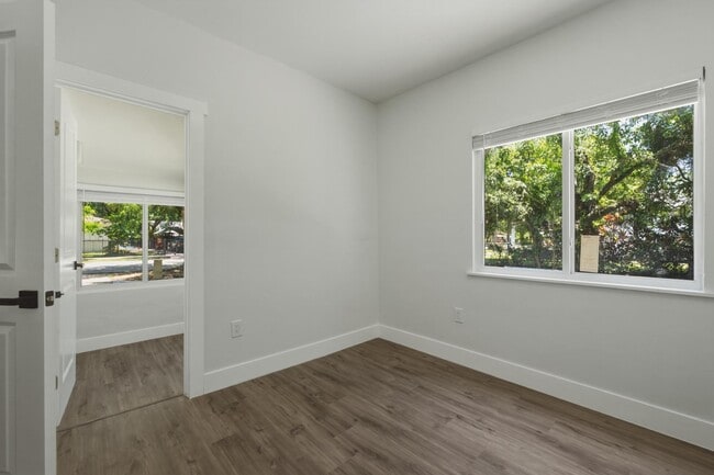 Building Photo - 12980 NE 10th Ave
