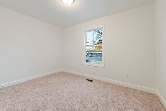 Building Photo - 517 W Cemetery St