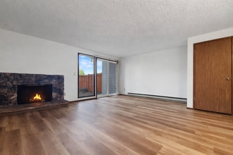 Building Photo - AVAILABLE FEBRUARY 1ST! Freshly Updated Kingsgate Home with Private Outdoor Space