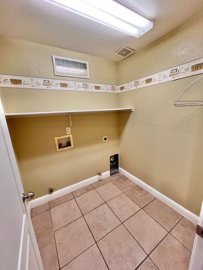 Building Photo - Charming 4 Bedroom, 2 Bath Home in a Quiet...