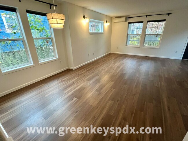 Building Photo - 3-Bedroom, 1.5-Bathroom House near Kenton Park, Off-Street Parking, Fenced Yard, Washer and Dryer