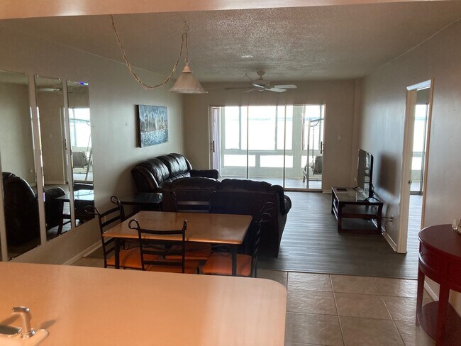 Building Photo - 2131 Lakeview Dr