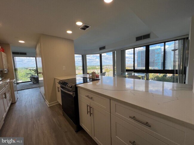 Building Photo - 1530 Key Blvd