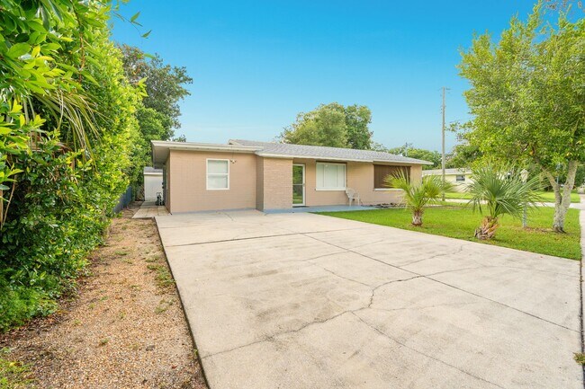 Building Photo - Charming 3 Bedroom Corner Lot Ormond Beach...