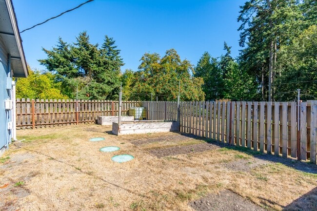 Building Photo - 634 N El Mirador St