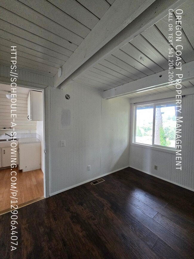 Building Photo - 35285 Hill St
