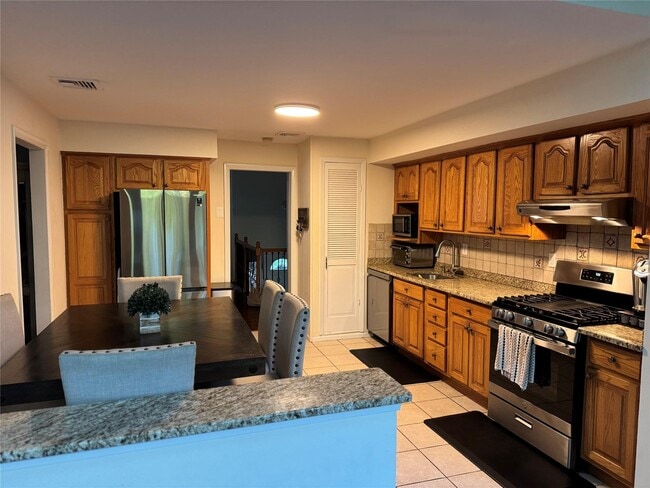 Building Photo - 33 Lake Nanuet Dr