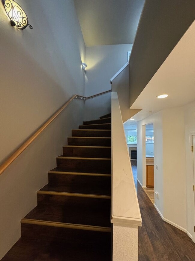 Building Photo - Gated 2 beds 2.5 baths townhome in Ashburn...