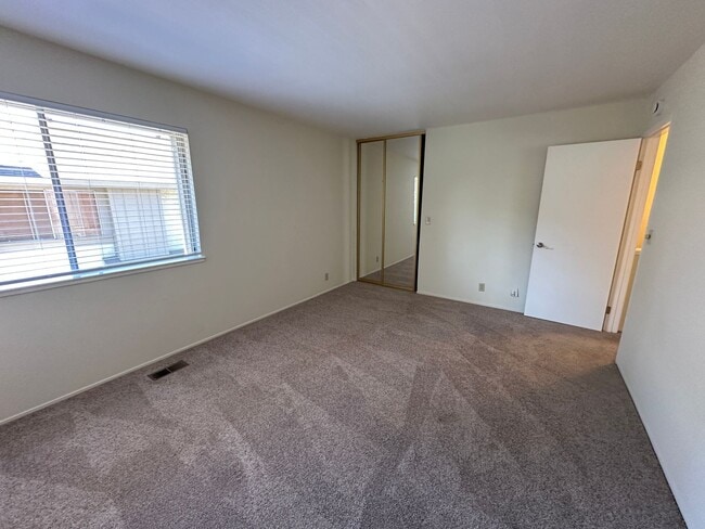 Building Photo - Townhouse 2 bedroom, 2.5 bath, washer/drye...