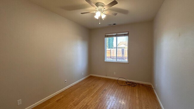 Building Photo - Just listed