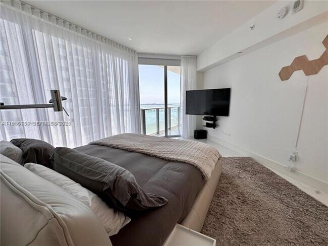 Building Photo - 1300 Brickell Bay Dr