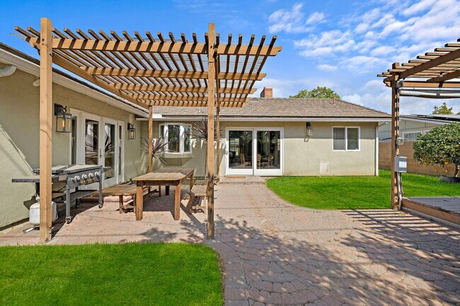 Building Photo - Beautifully Remodeled Rossmoor Home in a P...