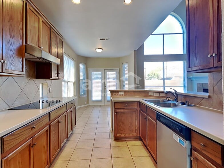 Building Photo - 2844 S Serrano