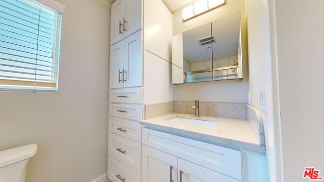 Building Photo - 7051 1/2 White Oak Ave