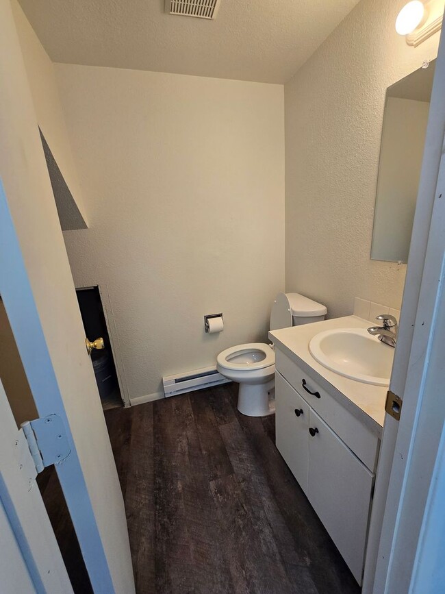 Building Photo - North Spokane 2bd 1.5 bath