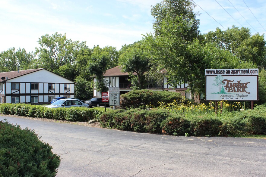 Primary Photo - Tudor Park Apartments