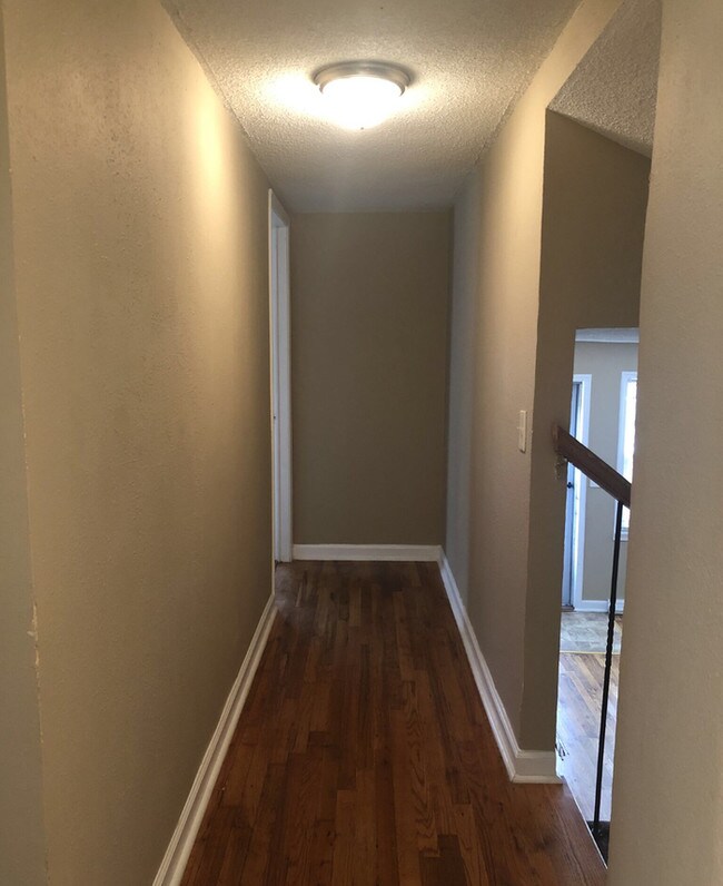 Building Photo - Gorgeous South KC Split Level