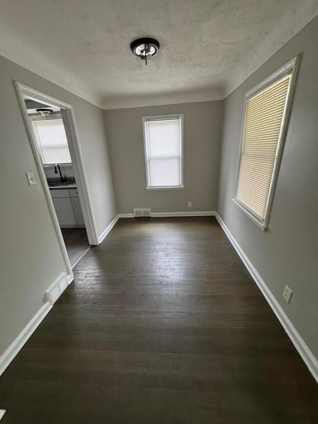Building Photo - 8272 Roselawn St