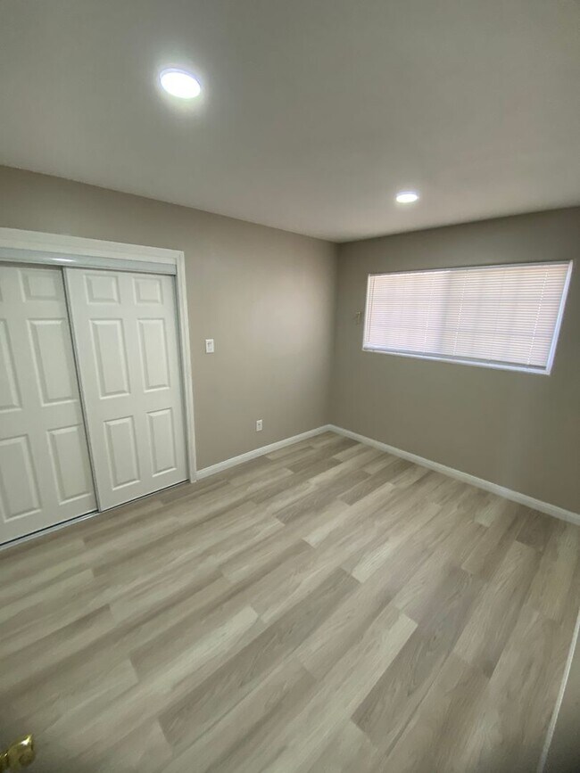 Building Photo - 2p2106