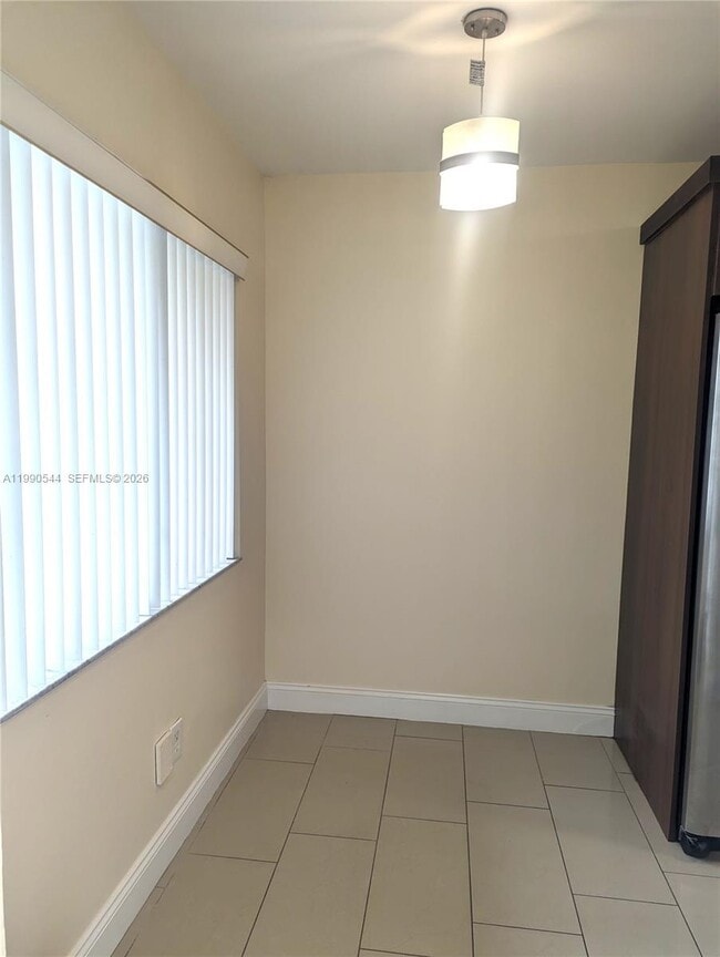 Building Photo - 453 Lakeview Dr