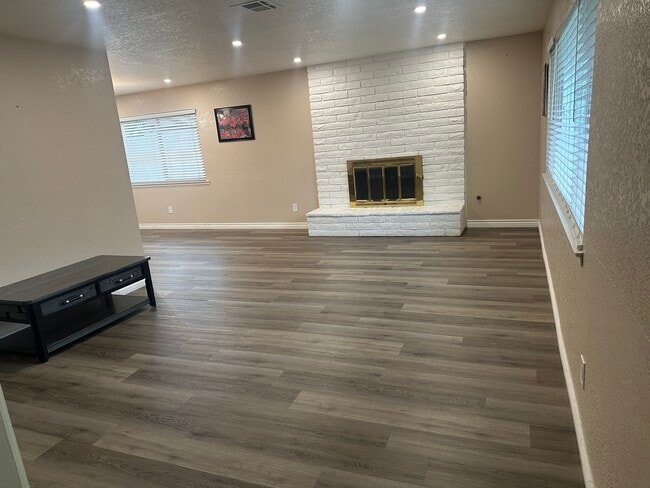 Building Photo - 13345 Victoria St