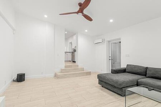 Building Photo - 443 NE 71st St