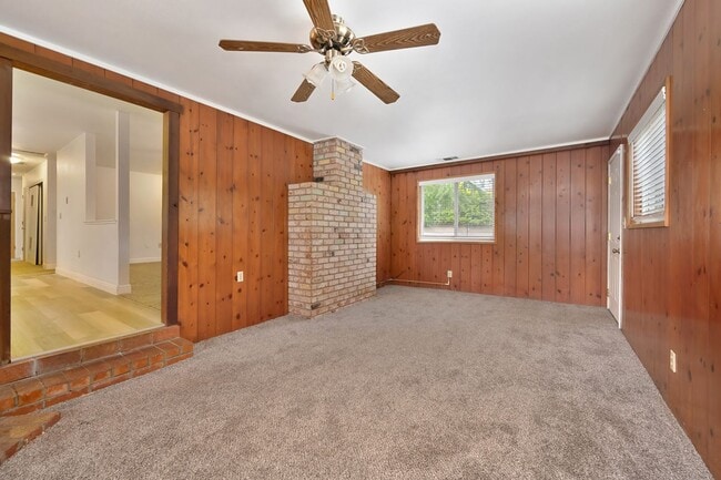 Building Photo - Charming 3 Bedroom, 2 Bath Home Close to Town