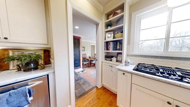 Building Photo - Gorgeous and updated home in Heart of Auburn