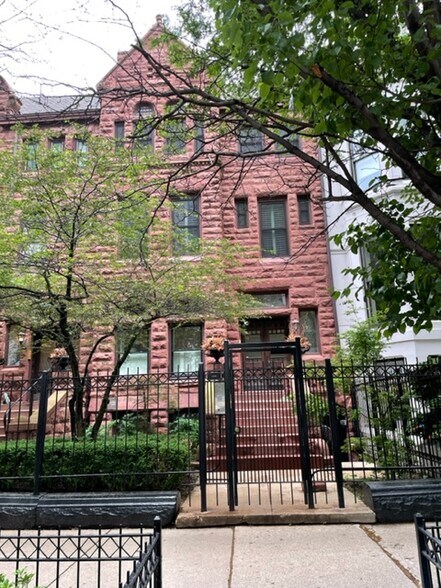 Front Secured Gate - 1228 - 1228 N Dearborn St