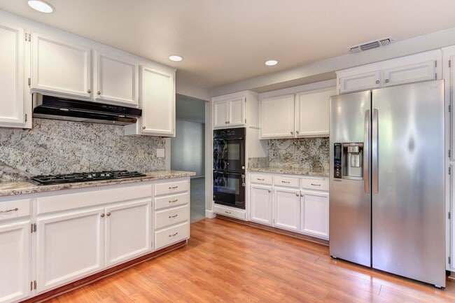 Building Photo - STUNNING 4BD / 2.5BTH SINGLE FAMILY RIGHT ...