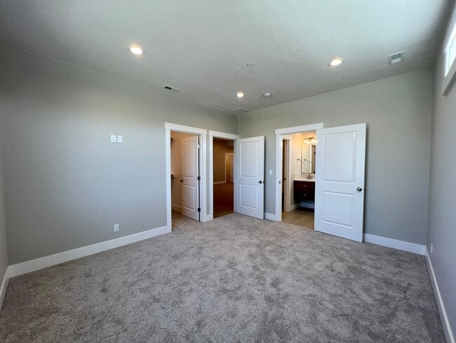 Building Photo - 2609 Sunray Ave